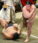 琴光喜（左）を上手投げで土俵にたたきつけた白鵬（撮影・神戸崇利）