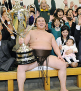 ３場所連続６度目の優勝を果たし、賜杯を手に笑顔の横綱白鵬（共同）
