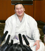 優勝から一夜明け、笑顔で記者会見する横綱白鵬（共同）