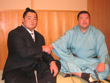 十両昇進を決めた土佐豊(右)は時津風親方と握手(撮影・来田岳彦)