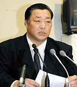 元時津風親方らが逮捕され記者会見する日本相撲協会の北の湖理事長（共同）