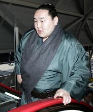 ハワイから関西空港着の直行便で再来日した横綱朝青龍（共同）