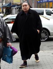 力士会へ向かう朝青龍（撮影・奥田泰也）