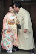 婚約者の祐未さん（左）の頬に照れながらキスする大関琴奨菊（撮影・神戸崇利）
