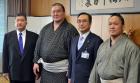 左から石浦の父で鳥取城北高相撲部の石浦外喜義監督、白鵬、深沢鳥取市長、石浦