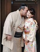 婚約者の祐未さん（右）のほおに、照れながらキスする大関琴奨菊（撮影・今村健人）