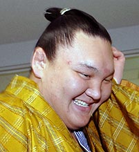 初日が出てほっとした表情で引き揚げる白鵬（撮影・下田雄一）