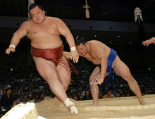 高見盛は豊響を寄り切りで下す（撮影・下田雄一）