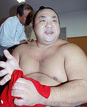 全勝を守った千代大海は支度部屋で笑顔をみせる（撮影・下田雄一）