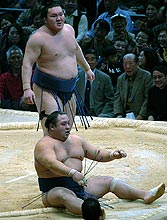 千代大海(下)をはたき込みで破り大きく息を吐く白鵬(撮影・水谷安孝)
