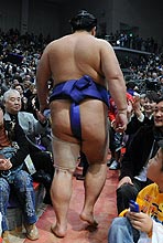 勝ち越しを決め、花道を引き揚げる魁皇(撮影・岡本肇)