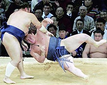 千代大海の休場で優勝を決めた白鳳だが、下手投げで琴光喜に敗れる（共同）