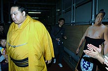 休場した千代大海のパネル（右）の横を通過する魁皇（撮影・水谷安孝）