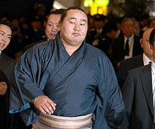 関係者に囲まれ成田空港に到着した朝青龍