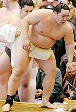 ２日の巡業でけいこを行う朝青龍。右足かかと部に黒いサポーターをつけていた