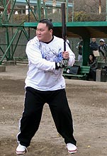 紗代子夫人（右）が見守る中、ソフトボールを楽しむ白鵬（撮影・盧載鎭）