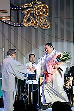 ディナーショーにゲスト出演し北島三郎（左）に花束を渡す朝青龍