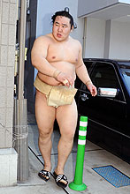 伊勢ケ浜部屋への出げいこを終え、まわし姿で引き揚げる朝青龍