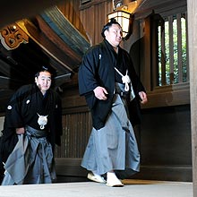 奉納土俵入りを前に、参拝のため本殿へ向かう白鵬（右）と朝青龍