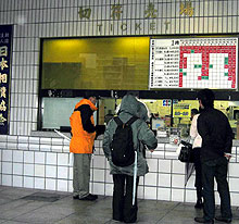 国技館の切符売り場では、販売終了時刻の午後4時前まで人の列ができていた