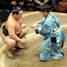 わずか２本の懸賞金を複雑な表情で見詰める朝青龍（撮影・下田雄一）