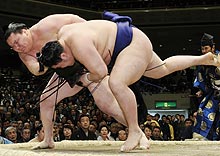 白鵬が上手投げで豪栄道を破る