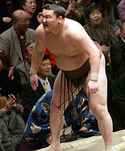 白鵬は安馬に敗れ、土俵上で悔しそうな表情を見せる(撮影・中村誠慈)