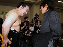 高橋克典(右)の訪問を受け笑顔を見せる朝青龍(撮影・水谷安孝)