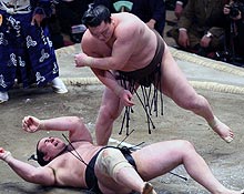 琴欧洲(手前)をすくい投げで土俵にたたきつけた白鵬(撮影・神戸崇利)