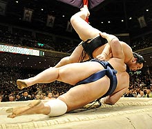 朝青龍は琴光喜を下手投げで土俵にたたきつける(撮影・下田雄一)