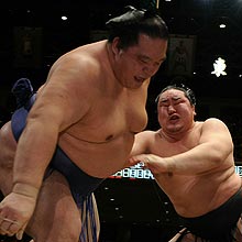 顔面をゆがめながら魁皇（左）を寄り切る朝青龍（撮影・水谷安孝）