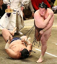 琴光喜（左）を上手投げで土俵にたたきつけた白鵬（撮影・神戸崇利）