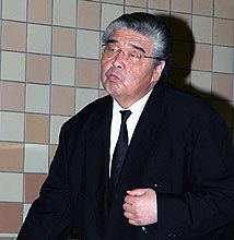 07年10月5日、緊急理事会に向かう先代時津風親方の山本順一氏