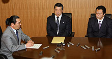 伊勢ノ海理事(中央)九重理事(右)に相撲界の改善を促す松浪副大臣