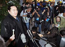 モンゴルから再来日し記者の質問に答える朝青龍