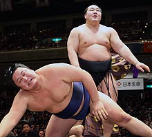 決勝で時天空(下)を下し、大相撲トーナメント3連覇を達成した朝青龍