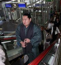 大阪場所に向けハワイでのバカンスを終えて帰国した朝青龍（撮影・宮崎幸一）
