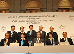 招致委員会メンバーと河野事務総長(前列左端)(写真提供:フォートキシモト)