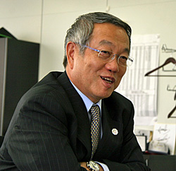 インタビューに答える河野事務総長（撮影・佐竹実）