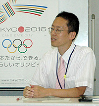4月のIOC評価委員来日時にプレゼンする河野事務総長(写真提供:フォートキシモト)