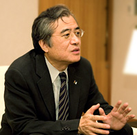 デジタルサイネージを利用したシステムについて語る坂村教授