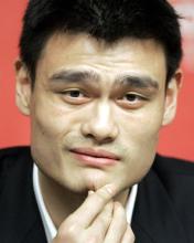 今季の残り試合の出場が絶望となり、会見するロケッツの姚明（ＡＰ＝共同）