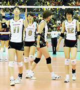 米国にストレート負けし、今大会での五輪出場権獲得を逃した日本代表（共同）