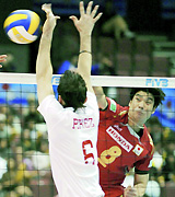 【日本－プエルトリコ】第１セット、スパイクを決める荻野（共同）