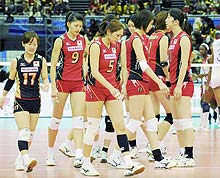 キューバに敗れ肩を落とす日本代表