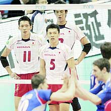 第３セット、合間に厳しい表情を浮かべる宇佐美、松本ら日本選手（共同）