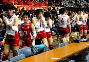 古川学園メンバーは2年連続の決勝で敗れ、応援席にあいさつ後に涙