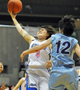 シュートを決める桜花学園の佐藤（４）（共同）