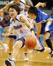 ドリブルでディフェンスをかわし攻め込む桜花学園の佐藤（左）（共同）