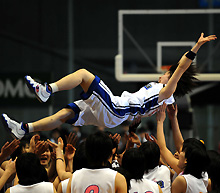 【桜花学園－成徳大付】胴上げされる桜花学園佐藤主将（撮影・酒井清司）